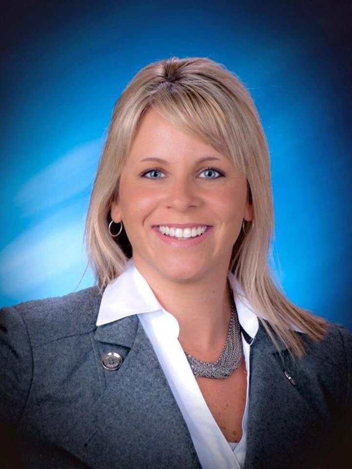 Dawn Woznica, Real Estate Salesperson in Apple Valley, Home Source
