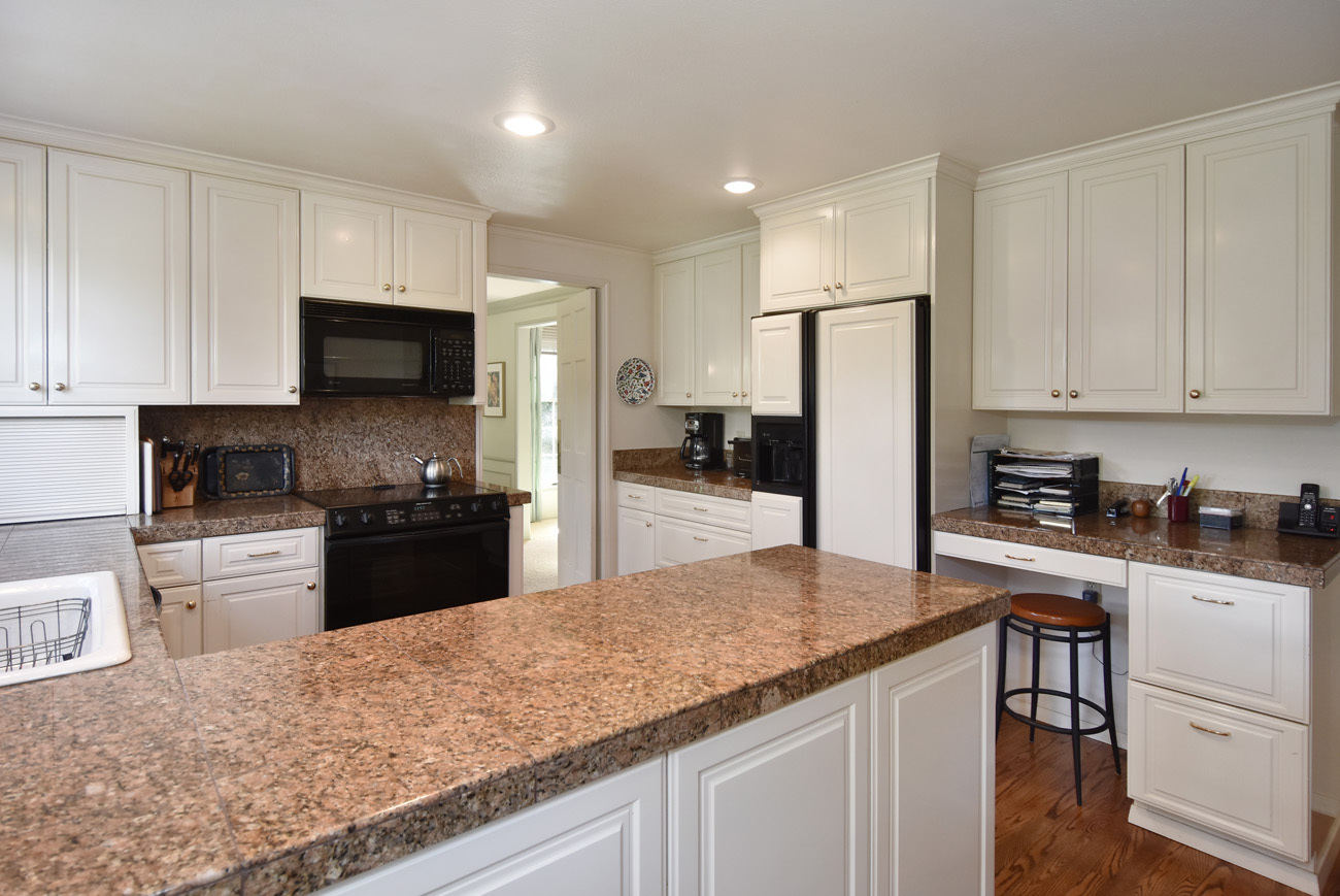 Property Photo: Kitchen & breakfast area 7628 79th Ave SE  WA 98040 