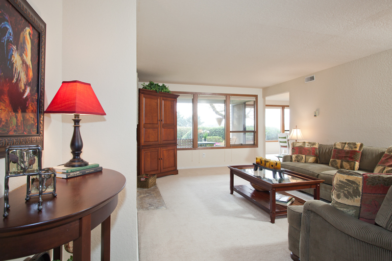 Property Photo: Light and airy living room 11642 100th Ave NE 106  WA 98034 