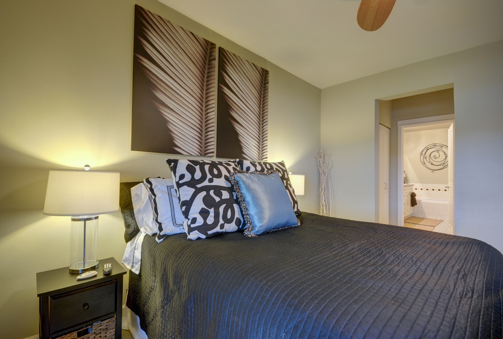 Property Photo: Master bedroom/ensuite 1000 Aurora Ave N N 510  WA 98109 