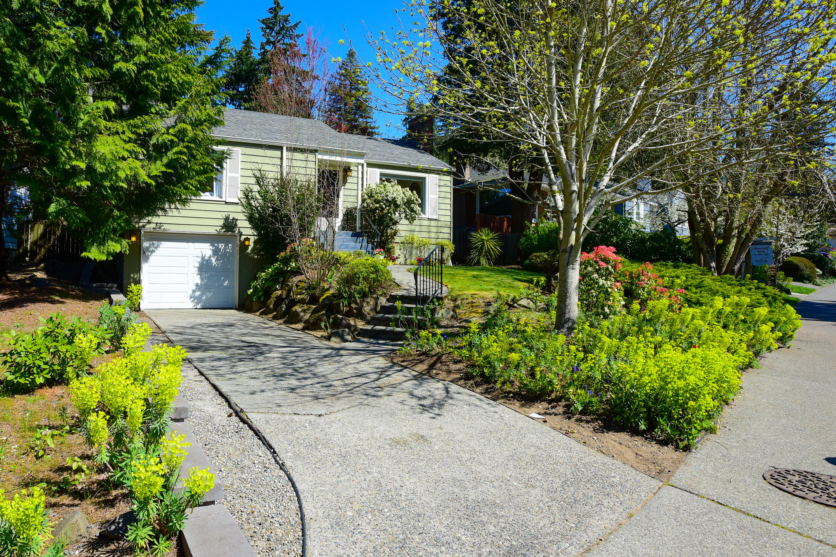 Property Photo:  4702 NE 55th St  WA 98105 