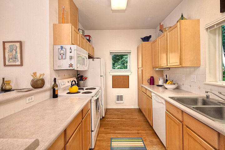 Property Photo: Kitchen 9700 Ravenna Ave NE 12  WA 98115 
