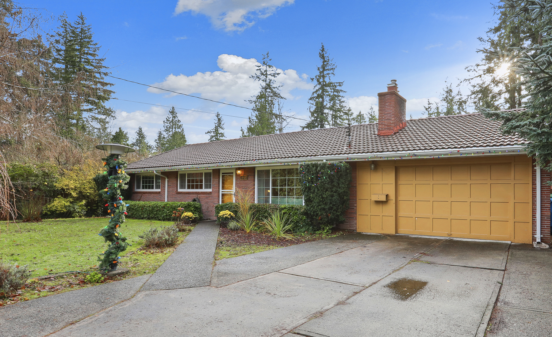 Property Photo: 625 N 180th Street WA 98133