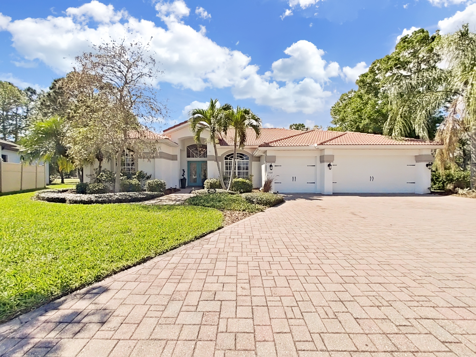 Property Photo:  904 Vista Verde Lane  FL 33573 