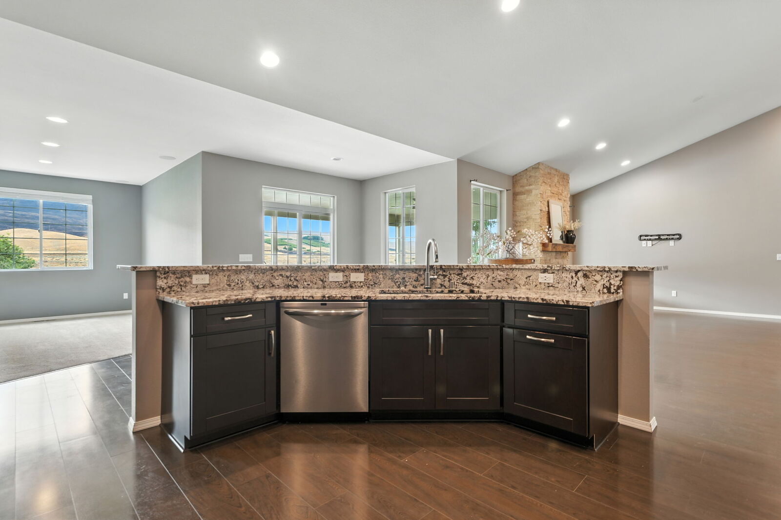 Property Photo: 101525 W Old Inland Empire WA 99350