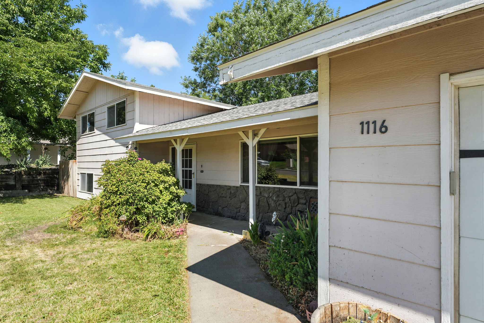 Property Photo: 1116 W 16th Pl WA 99337
