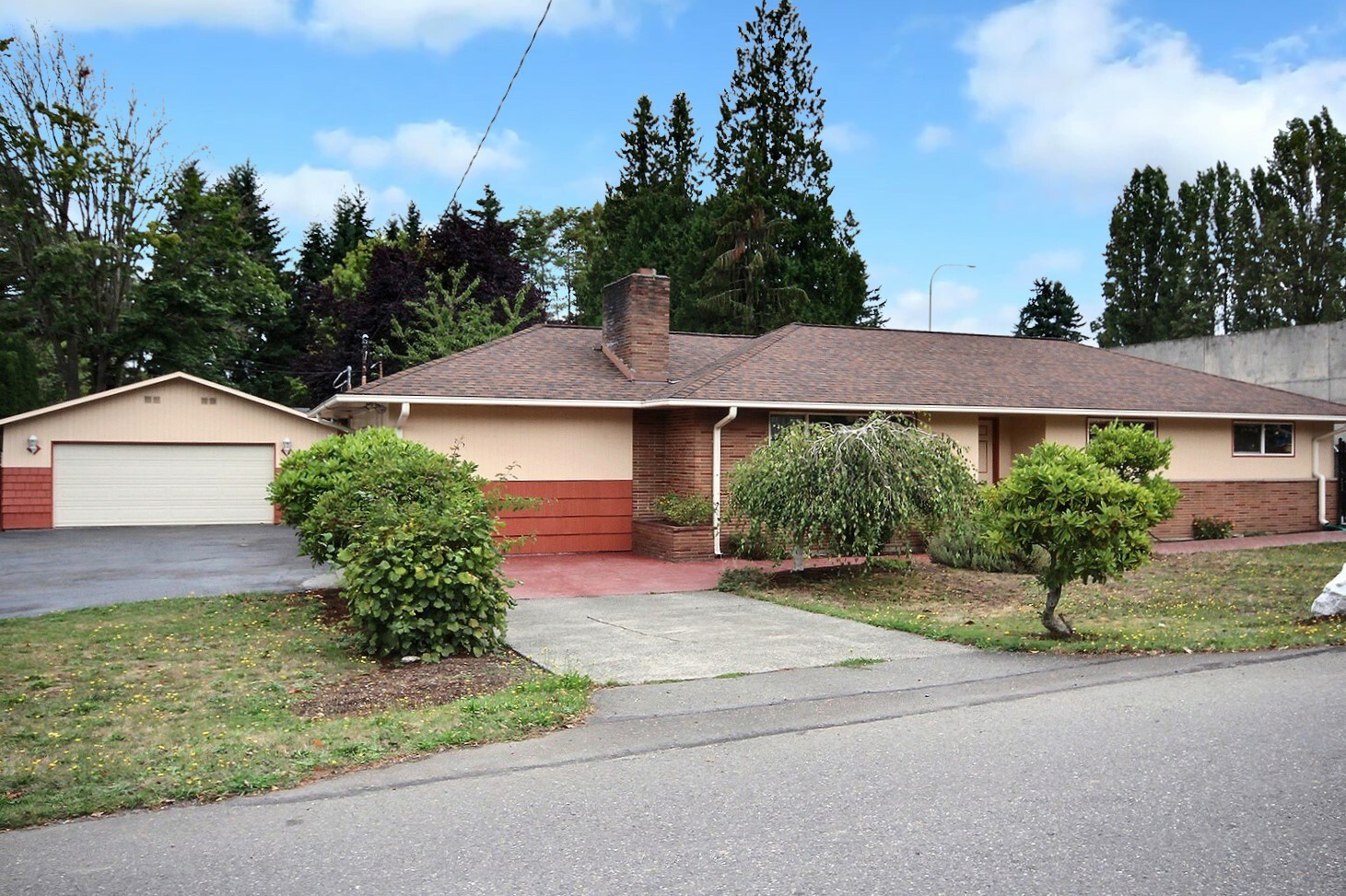 Property Photo:  1440 N 28th St  WA 98056 