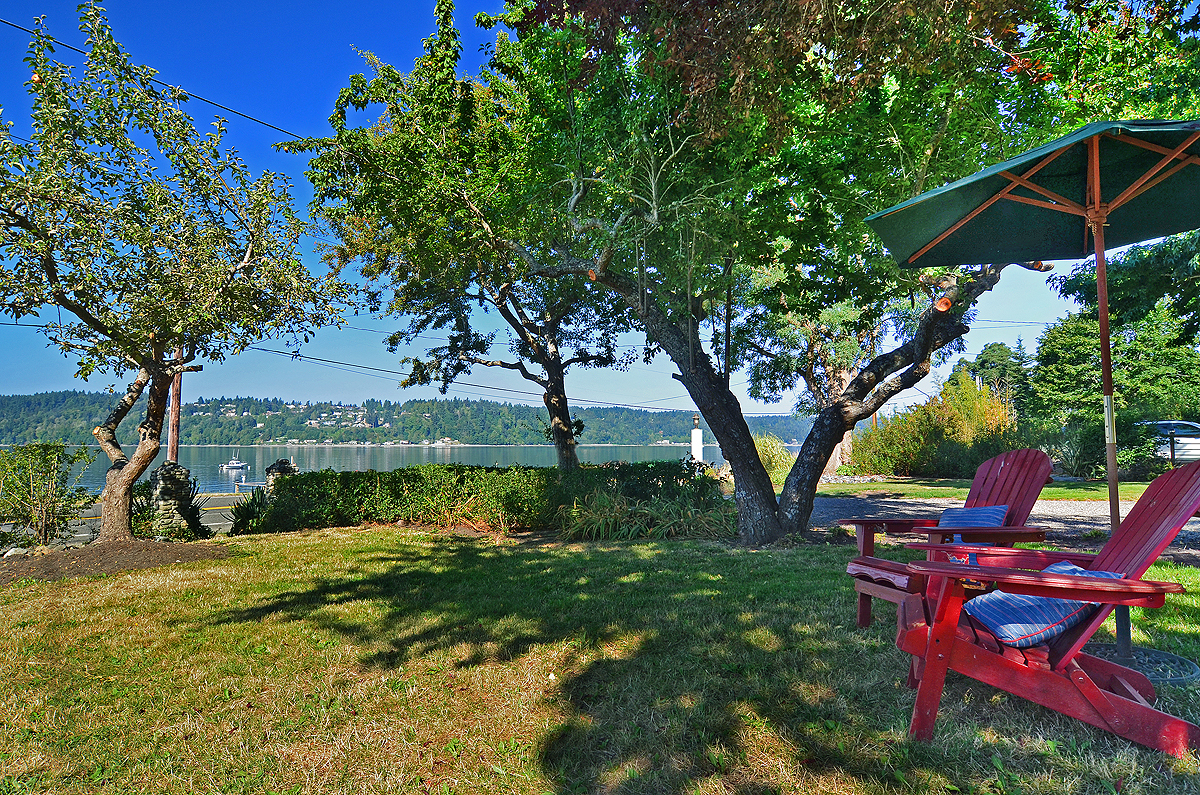 Property Photo:  3264 Crystal Springs Dr NE  WA 98110 