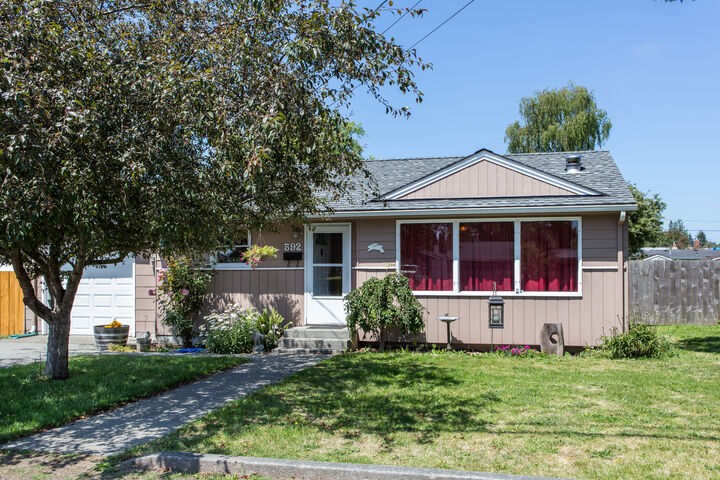 592 SE 6th Ave  Oak Harbor WA 98277 photo