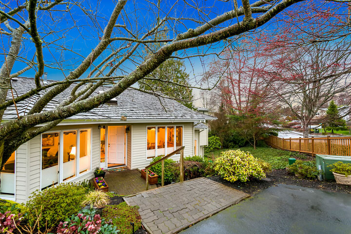 Property Photo:  1220 7th Ave S  WA 98020 