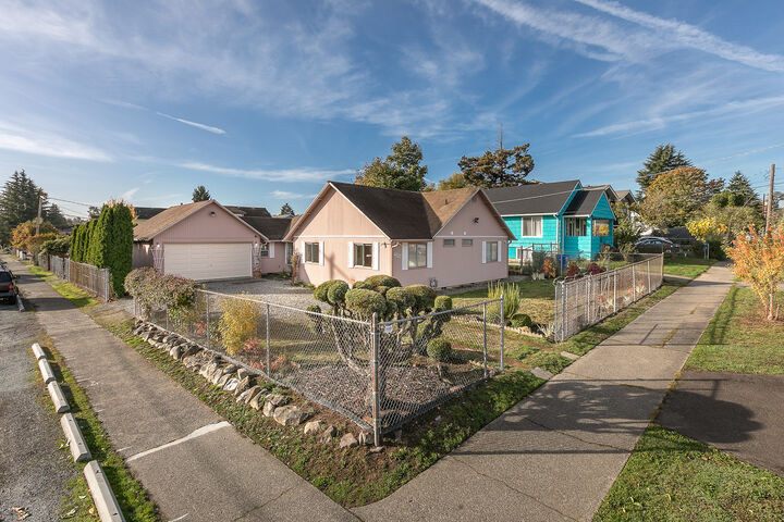 Property Photo:  4527 S Kenyon Street  WA 98118 