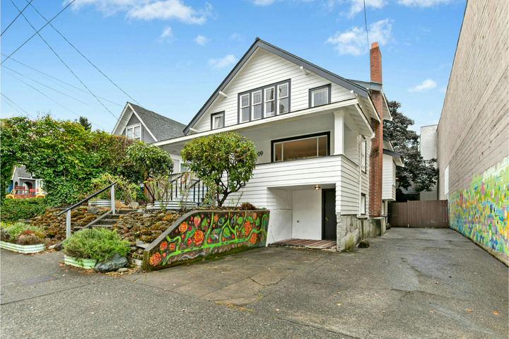 Property Photo: 1009 NE 70th Street WA 98115